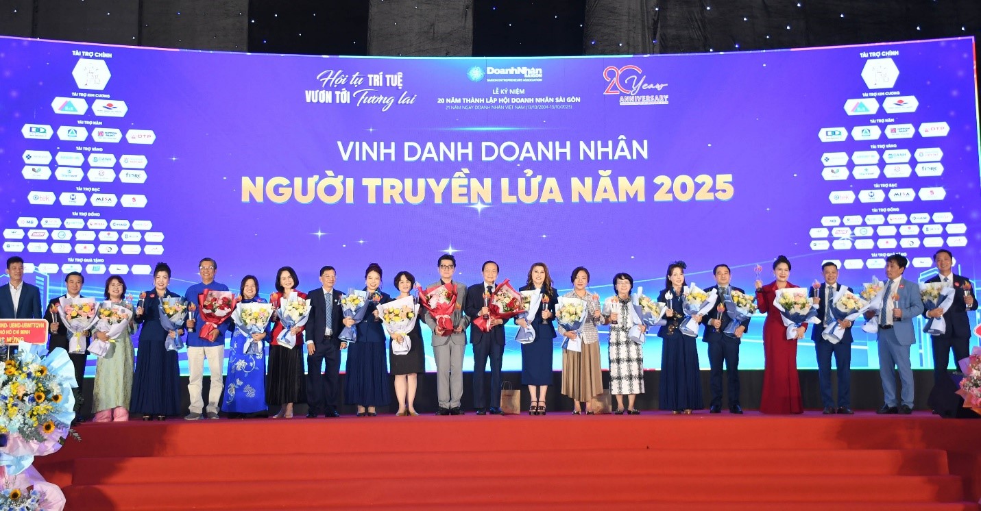 Vinh danh Doanh nhân - Người truyền lửa tại sự kiện - Ảnh: Minh Khuê