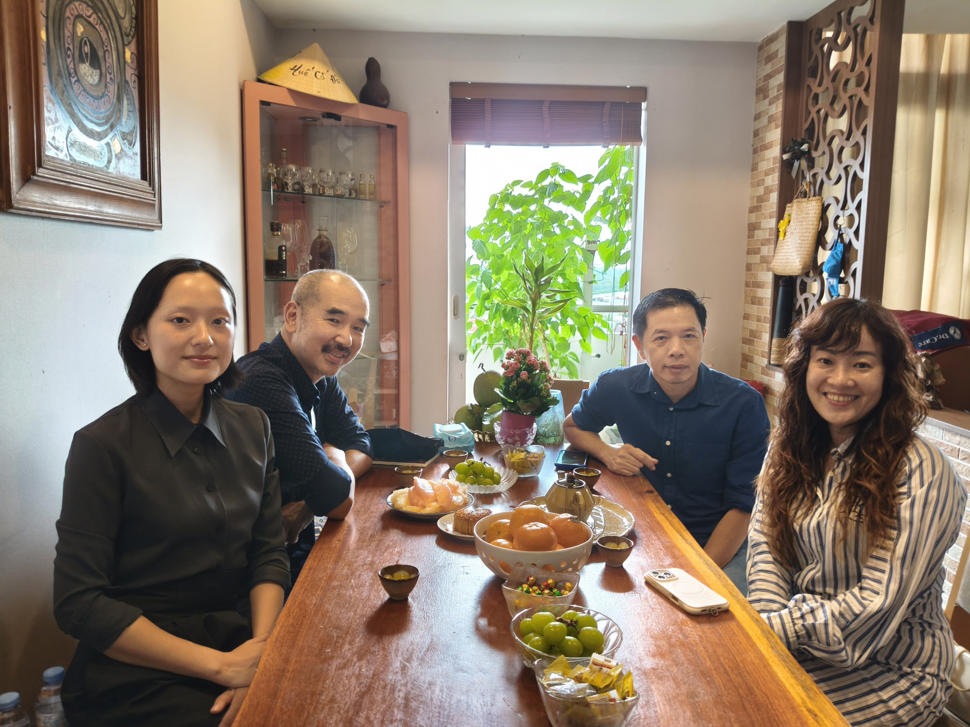 Vọ chồng diễn viên Thái Hoà và diễn viên Hồ Thu Anh đến chia vui cùng đạo diễn Bùi Thạc Chuyên 