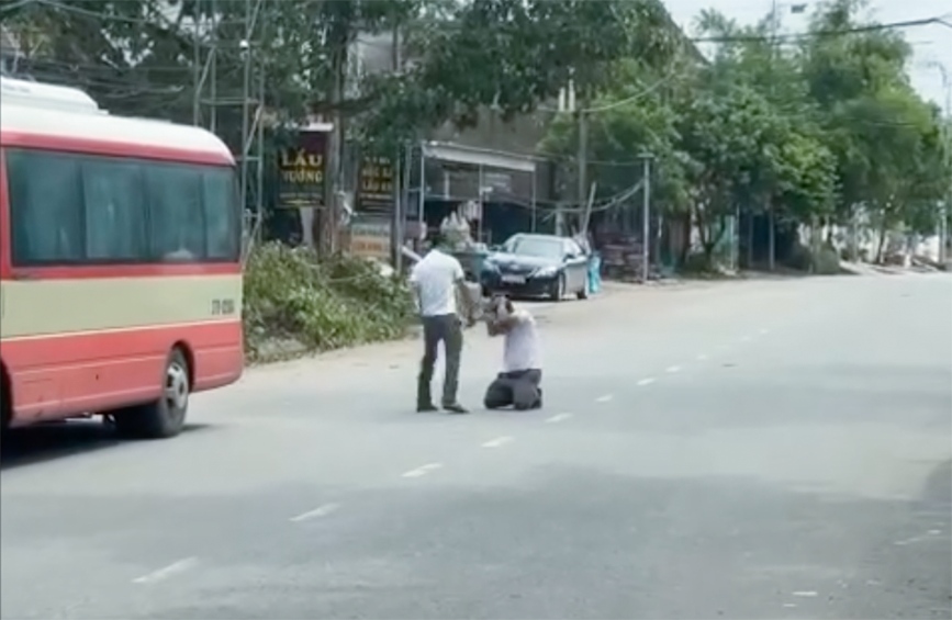 Nam tài xế xe buýt bị ép quỳ giữa đường xin lỗi - Ảnh cắt từ clip