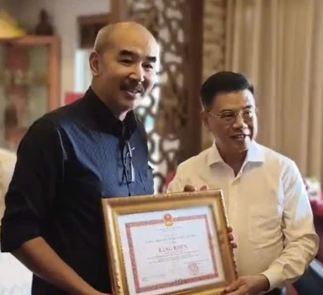 Phó Chủ tịch Ủy ban Nhân dân TPHCM Nguyễn Văn Dũng trao bằng khen cho đạo diễn Bùi Thạc Chuyên
