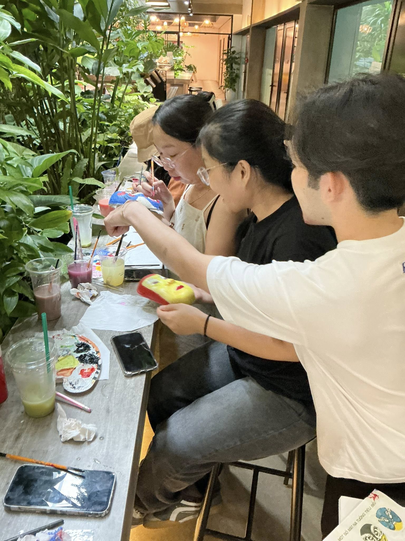 Những bạn trẻ hào hứng thực hiện hoạt động vẽ mặt nạ Hát Bội - Ảnh: Trang cá nhân nhân vật