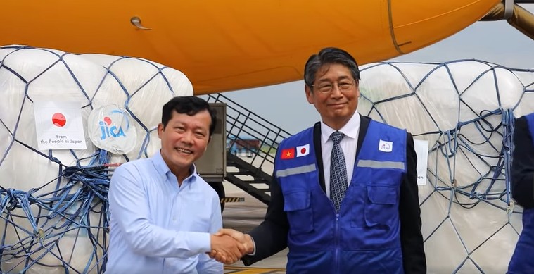 Đại sứ Nhật Bản Ito Naoki (phải) và Phó Cục trưởng Cục Quản lý đê điều và Phòng, chống thiên tai Nguyễn Văn Tiến. Ảnh: NN-MT
