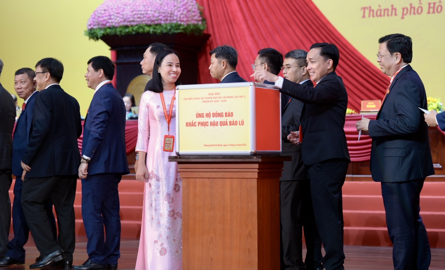 Chủ tịch Hội LHPN TPHCM Võ Ngọc Thanh Trúc - tham gia đóng góp Đáng chú ý, tại phiên trù bị, các đại biểu sẽ đóng góp để ủng hộ đồng bào khắc phục hậu quả lũ lụt, thiên tai.