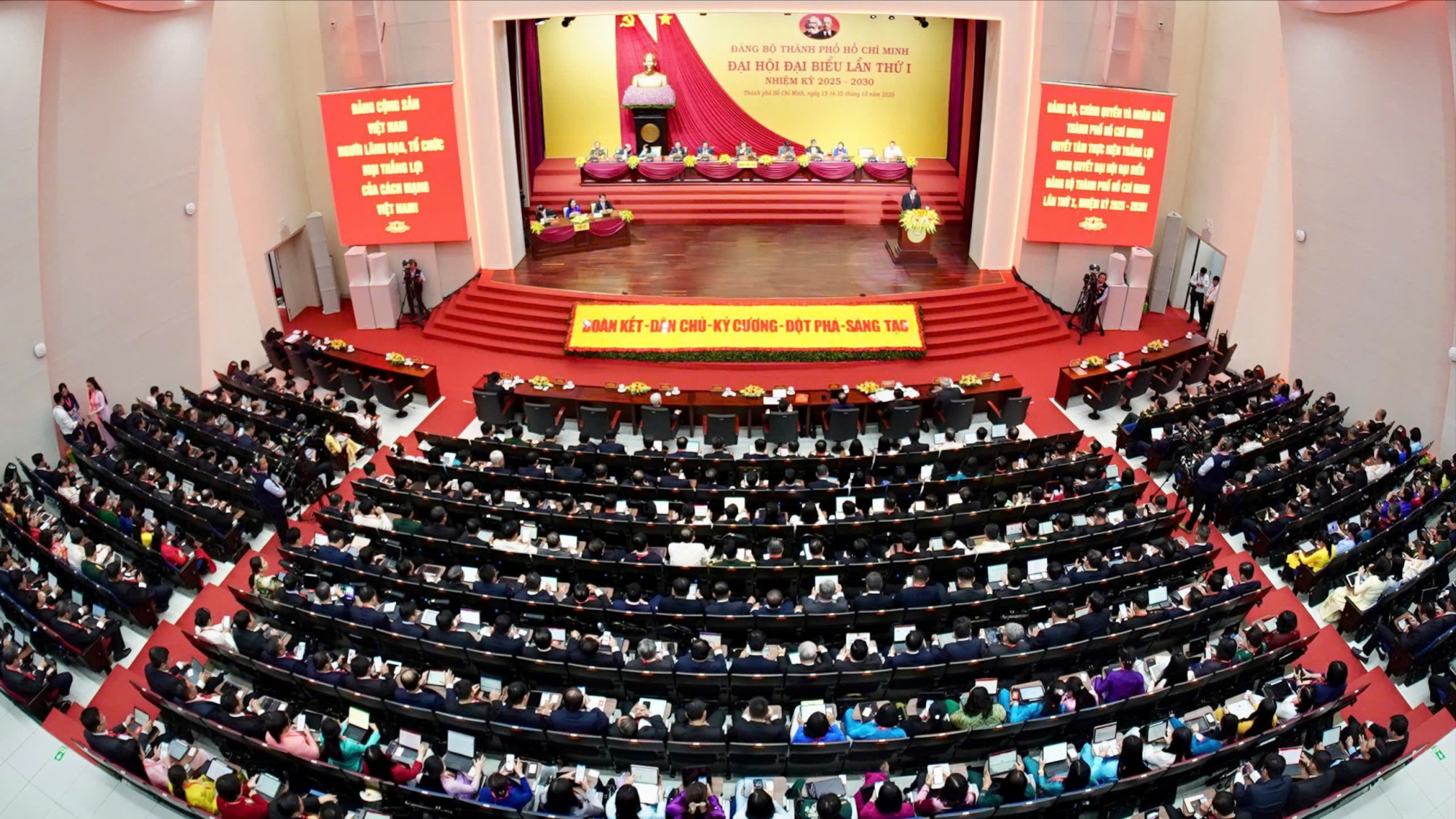 Đại biểu chính thức được triệu tập dự Đại hội đại biểu Đảng bộ TPHCM lần thứ I là 547 đại biểu, trong đó có 106 đại biểu đương nhiên và 441 đại biểu được chỉ định tại các đảng bộ xã, phường, đặc khu và đảng bộ cấp trên cơ sở trực thuộc Thành ủy.