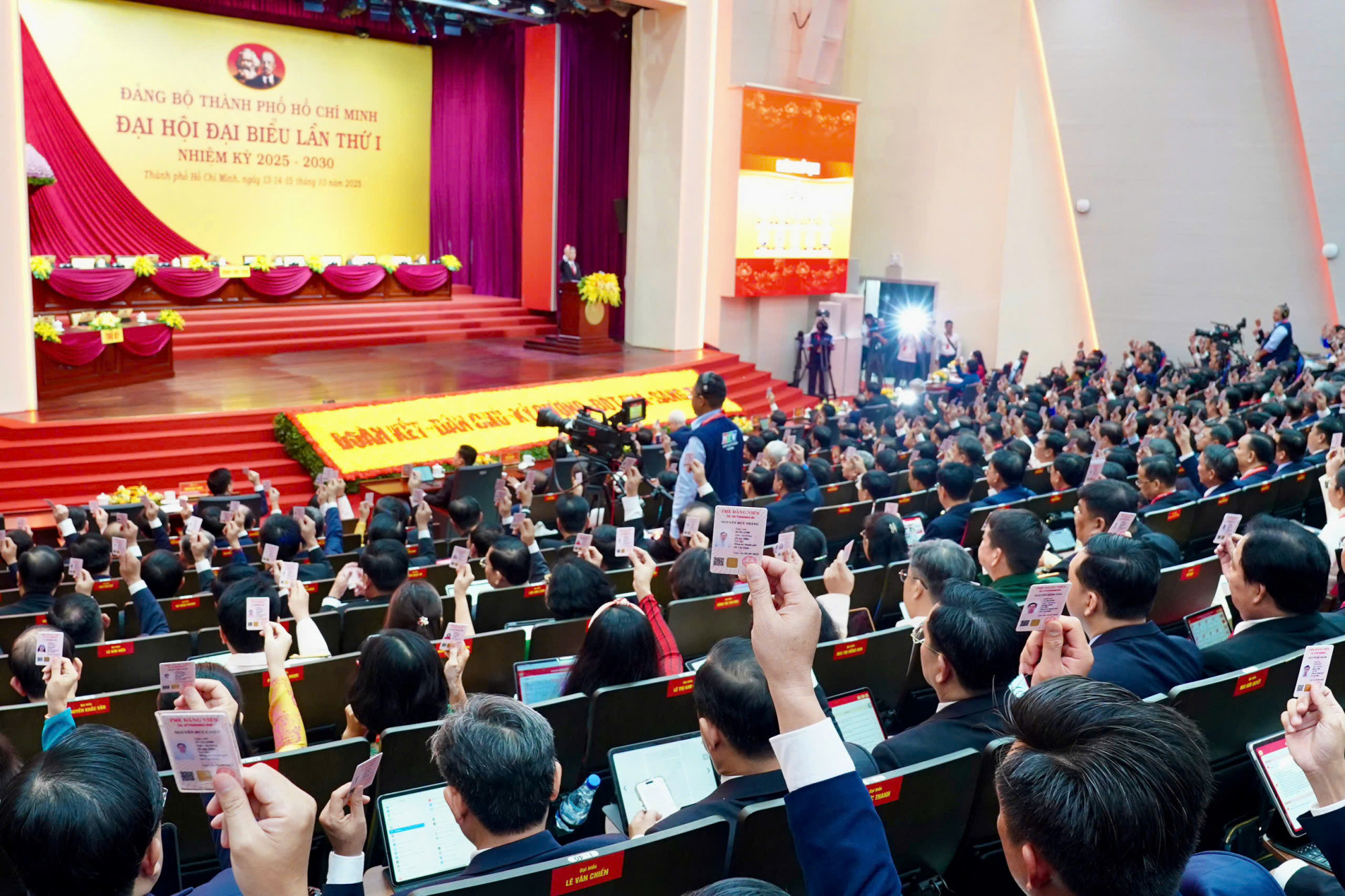 Đại biểu biểu quyết thông qua nội dung chương trình làm việc tại phiên trù bị 