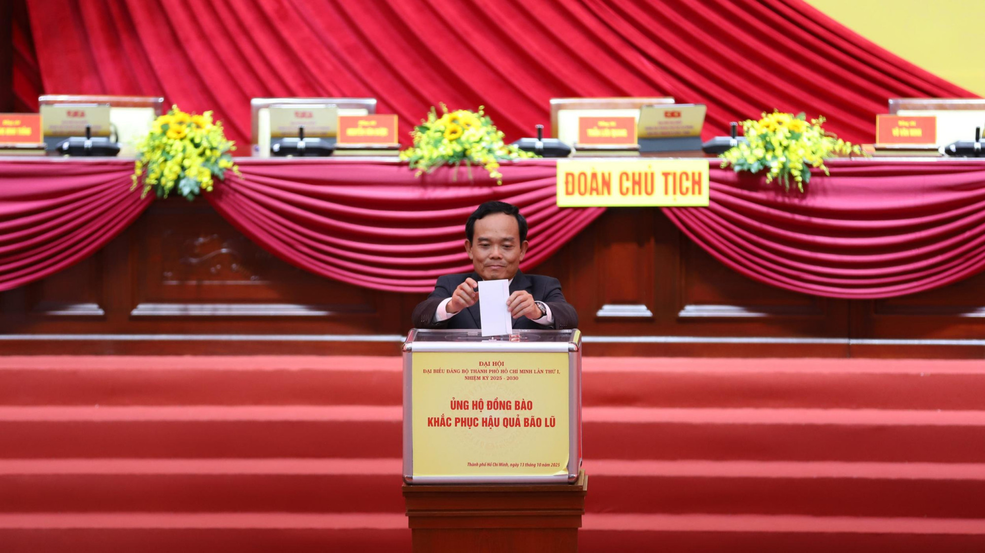 Bí thư Thành ủy Trần Lưu Quang đóng góp Đáng chú ý, tại phiên trù bị, các đại biểu sẽ đóng góp để ủng hộ đồng bào khắc phục hậu quả lũ lụt, thiên tai.