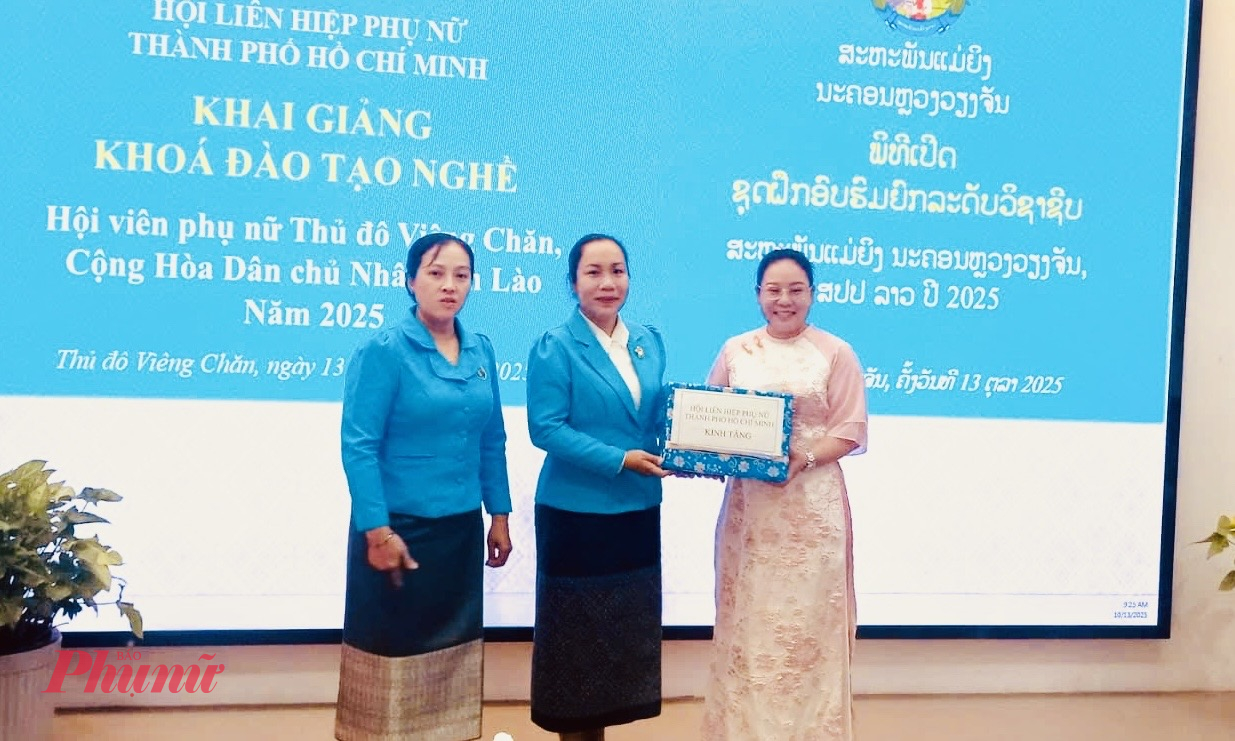 Dịp này, Hội LHPN TPHCM cũng gửi tặng những món quà thân tình đến Hội LHPN Thủ đô Viêng Chăn, Sở Lao động và Phúc lợi Xã hội thủ đô Viêng Chăn, Trung tâm Phát triển Kỹ năng Nghề.