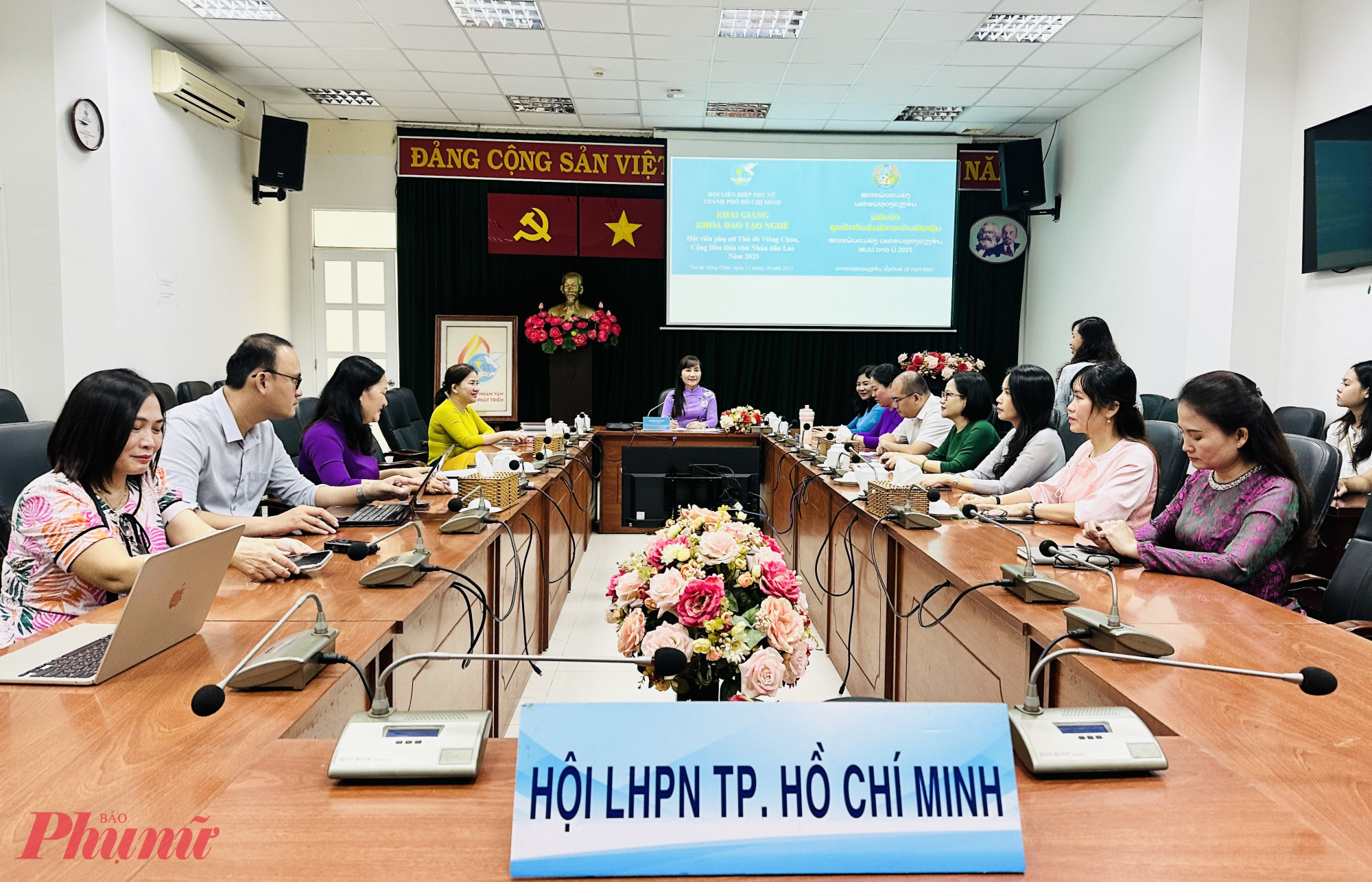 Tham dự trực tuyến tại điểm cầu TPHCM có bà Trịnh Thị Thanh – Phó chủ tịch Thường trực Hội LHPN TPHCM, bà Nguyễn Thanh Loan và bà Nguyễn Thị Ngọc Linh – Phó chủ tịch Hội LHPN TPHCM, cùng bà Phan Thị Bích Hường – Giám đốc Nhà Văn hóa Phụ nữ TPHCM, cùng một số đại biểu khác.