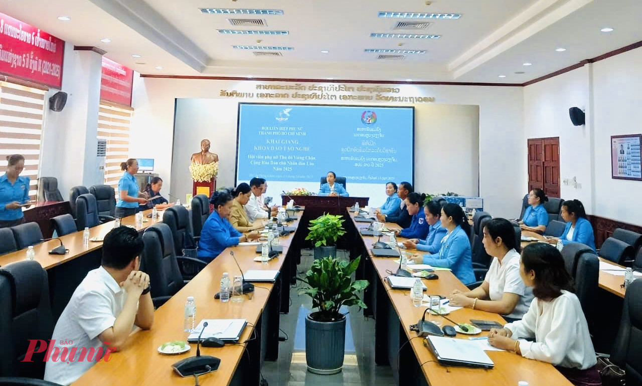 Buổi lễ khai giảng đào tạo nghề làm đẹp tại điểm cầu Thủ đô Viêng Chăn