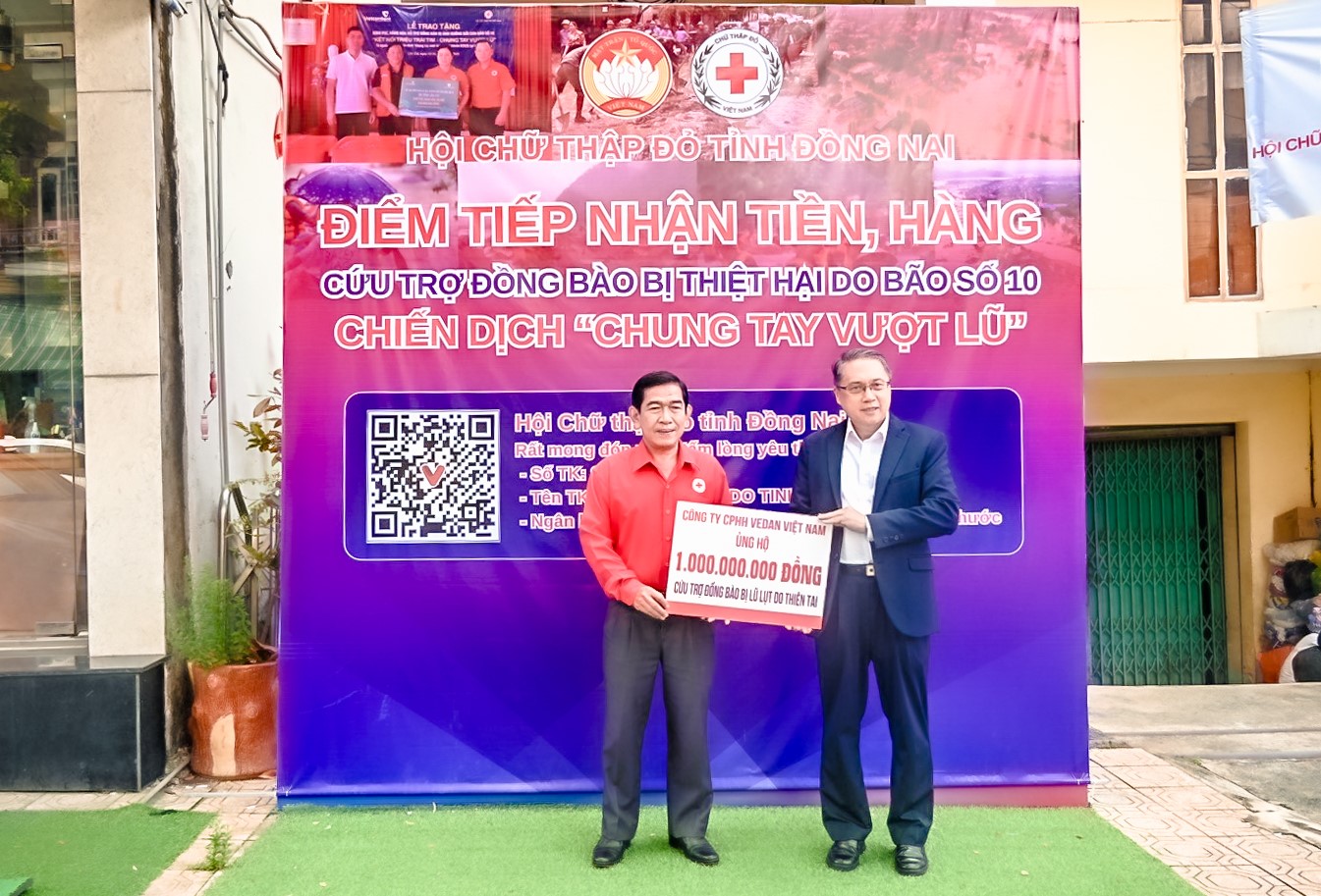 Tổng giám đốc Vedan Việt Nam - ông Ni Chih Hao đại diện công ty trao 1 tỉ đồng cho Hội Chữ thập đỏ tỉnh Đồng Nai - Ảnh: Vedan Việt Nam