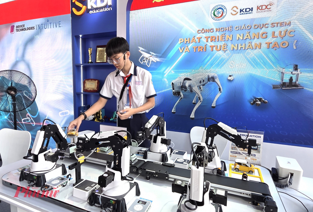 Không gian triển lãm là các sản phẩm công nghệ giáo dục sáng tạo tại gian hàng của Công ty Cổ phần Giáo dục KDI, nơi ứng dụng công nghệ trong giao dục đổi mới sáng tạo. KDI giới thiệu các sản phẩm giáo dục tiên tiến như mô hình robot Unitree Go2 và Dây chuyền mô phỏng lắp ráp ô tô ứng dụng AI (DOBOT Magician Mini), khơi dậy niềm đam mê khám phá khoa học - công nghệ từ lứa tuổi học sinh. Đặc biệt, các em học sinh tự tin thuyết minh về sản phẩm, lan tỏa ngọn lửa sáng tạo và truyền cảm hứng mạnh mẽ cho thế hệ trẻ về kiến thức và kỹ năng cần thiết để làm chủ công nghệ, sẵn sàng bước vào tương lai số. 
