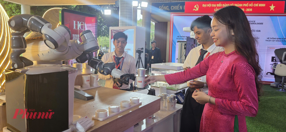 Robot pha cà phê phục vụ các đại biểu.