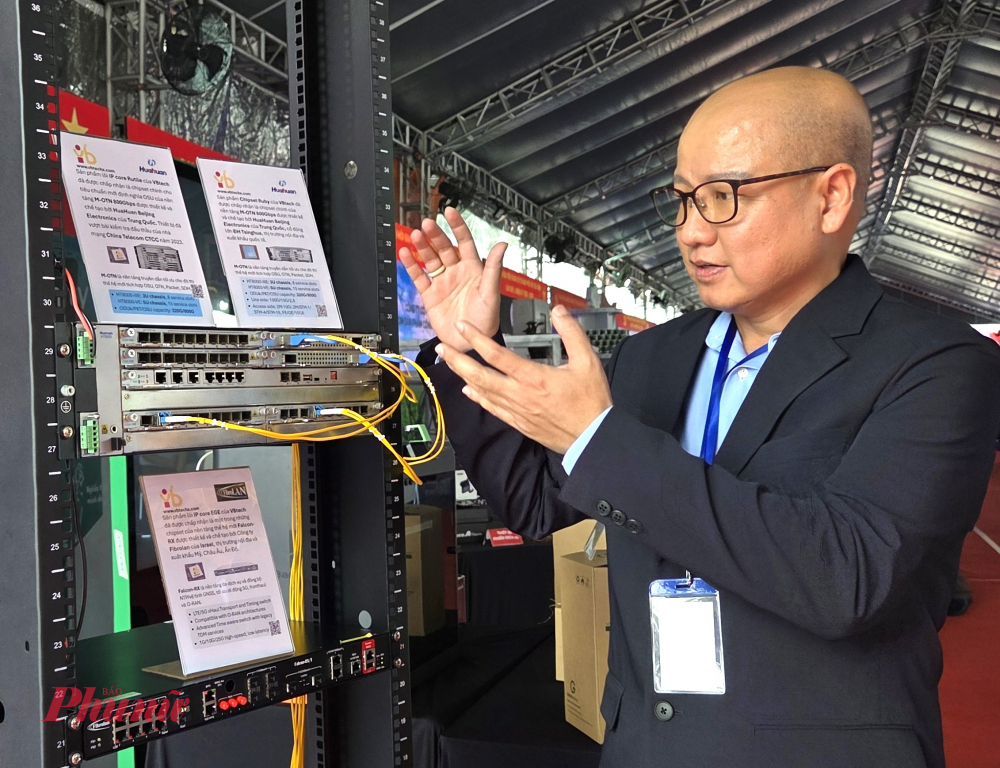 •Công ty VBtech (Công nghệ VB) là một startup nổi bật trong ngành công nghiệp vi mạch bán dẫn ở Việt Nam. Các sản phẩm Chipset và lõi IP core cho hạ tầng Internet, hạ tầng AI, viễn thông và trung tâm dữ liệu. Các chip của VBtech đạt khả năng xử lý đến 400Gigabit/giây, tích hợp các sáng chế và kiến trúc vượt trội tạo lợi thế cạnh tranh với các sản phẩm Chipset từ cường quốc Hoa Kỳ và Trung Quốc, xuất khẩu thành công ra thị trường quốc tế như Trung Quốc, Israel, Hàn Quốc. VBtech đồng hành các Trường Đại học đào tạo nguồn nhân lực kỹ sư thiết kế chip cho đất nước.