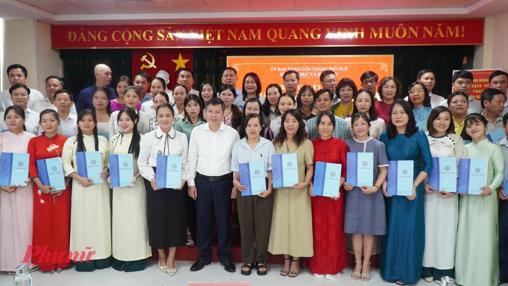 Ông Nguyễn Tân - Giám đốc Sở GD-ĐT TP Huế trao quyết định cho các giáo viên