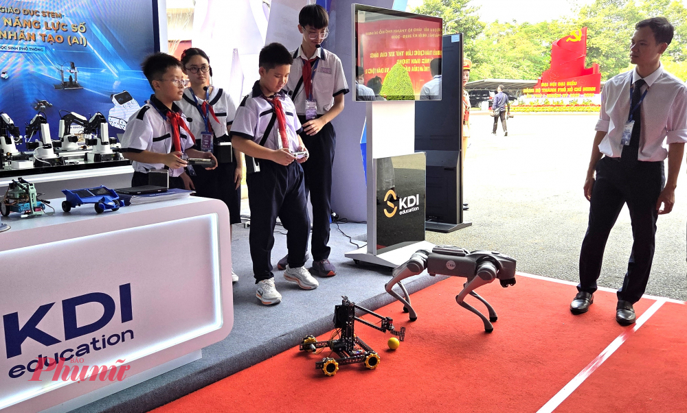 Không gian triển lãm là các sản phẩm công nghệ giáo dục sáng tạo tại gian hàng của Công ty Cổ phần Giáo dục KDI, nơi ứng dụng công nghệ trong giao dục đổi mới sáng tạo. KDI giới thiệu các sản phẩm giáo dục tiên tiến như mô hình robot Unitree Go2 và Dây chuyền mô phỏng lắp ráp ô tô ứng dụng AI (DOBOT Magician Mini), khơi dậy niềm đam mê khám phá khoa học - công nghệ từ lứa tuổi học sinh. Đặc biệt, các em học sinh tự tin thuyết minh về sản phẩm, lan tỏa ngọn lửa sáng tạo và truyền cảm hứng mạnh mẽ cho thế hệ trẻ về kiến thức và kỹ năng cần thiết để làm chủ công nghệ, sẵn sàng bước vào tương lai số. 