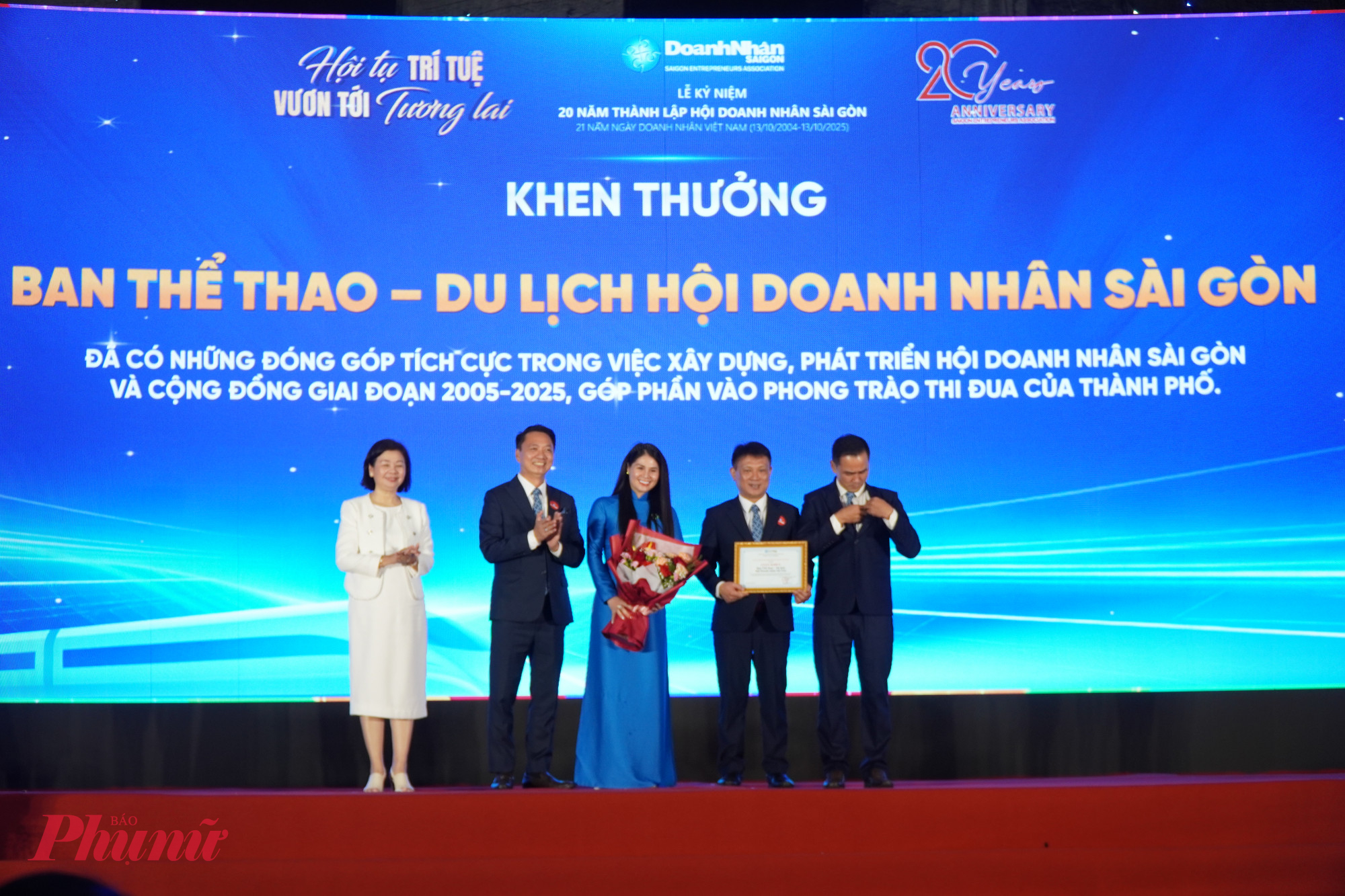 Tổng Biên tập Báo Phụ nữ TPHCM Lý Việt Trung trao thưởng cho các doanh nhân, đại diện doanh nghiệp tại buổi lễ kỷ niệm.