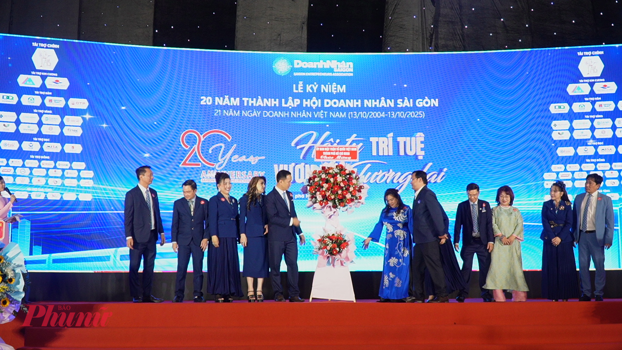 Các thành viên Hội Doanh nhân Sài Gòn đón nhận lãng hoa chúc mừng của lãnh đạo Thành phố  