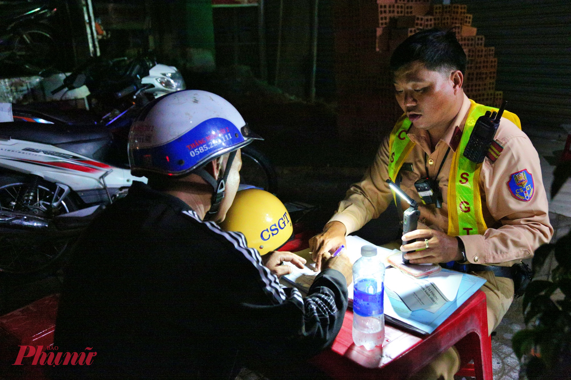 “Nhà tôi gần đây, chỉ chạy ra mua thuốc rồi về, không ngờ lại gặp chốt kiểm tra”, anh K. nói.