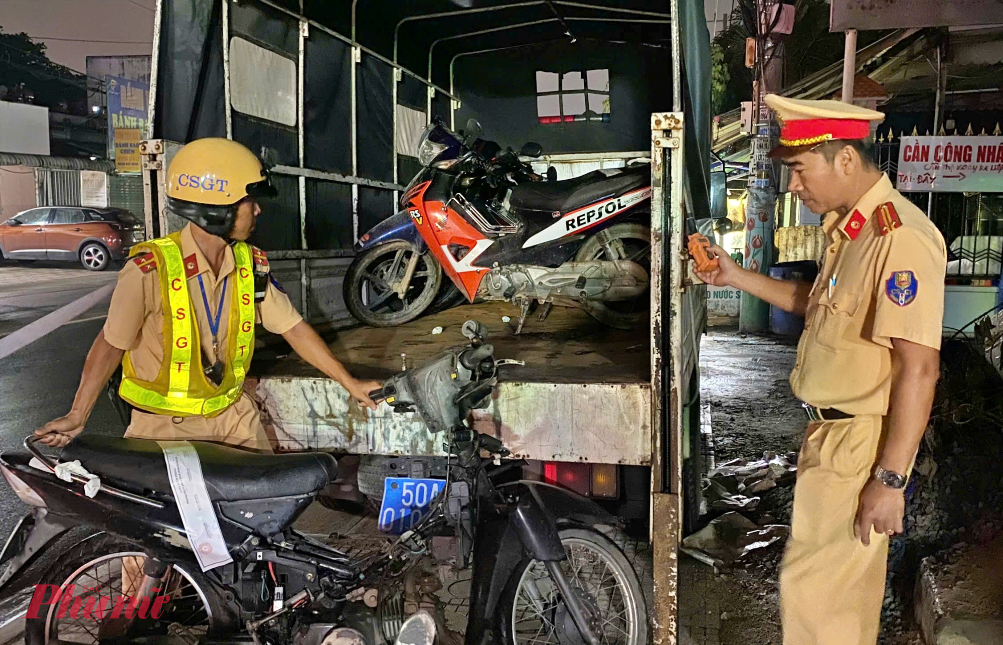 Chỉ trong vài giờ kiểm tra, Đội CSGT Bình Triệu đã phát hiện 8 trường hợp vi phạm nồng độ cồn, tất cả đều bị tạm giữ phương tiện.