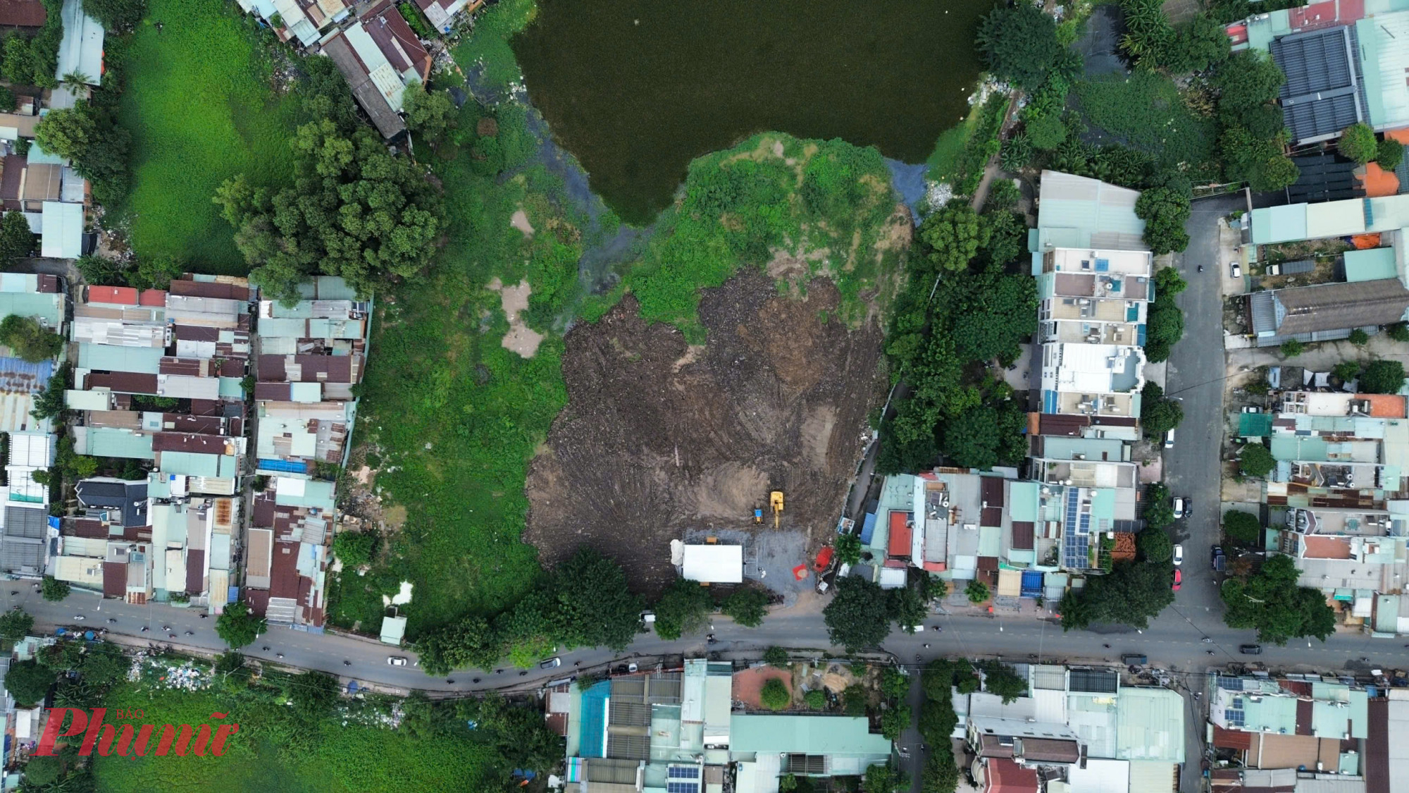 Theo thiết kế, công viên gồm sân trung tâm, khu vui chơi thiếu nhi, sân đa năng rộng hơn 3.400 m², cùng các hạng mục phụ trợ như chòi nghỉ, giàn hoa, mái che, nhà vệ sinh công cộng. Hệ thống đường nội bộ khoảng 2.240 m² sẽ kết nối hài hòa với mảng xanh hơn 11.200 m², được trồng cây tán rộng, thảm cỏ, hoa kiểng; đồng thời lắp đặt hệ thống tưới nước tự động, chiếu sáng và các thiết bị vận động ngoài trời.