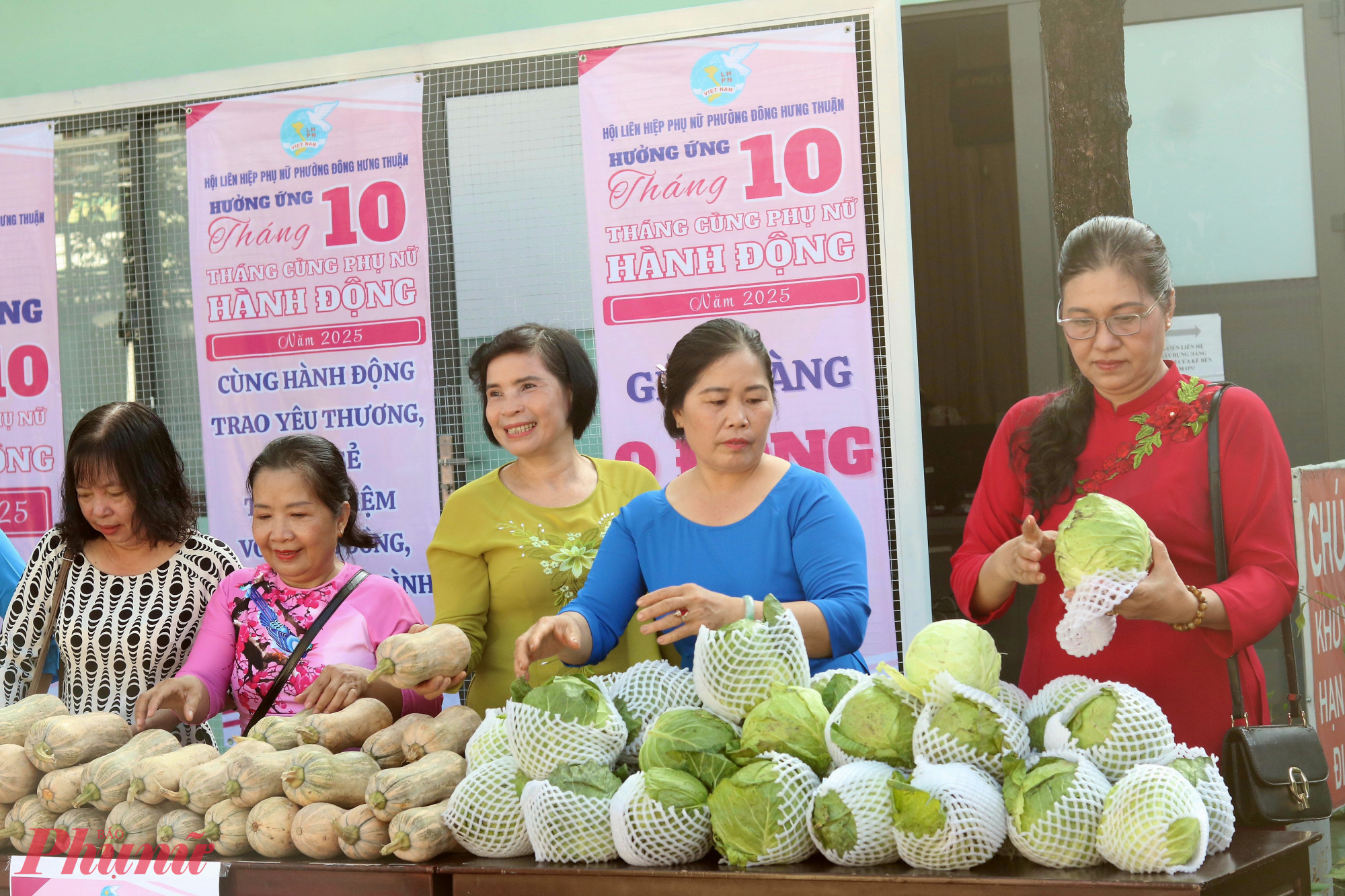 Cán bộ, hội viên phụ nữ phường Đông Hưng Thuận cùng sắp xếp, chuẩn bị khu vực gian hàng “0 đồng” phục vụ chị em khó khăn - Ảnh: Mẫn Nhi