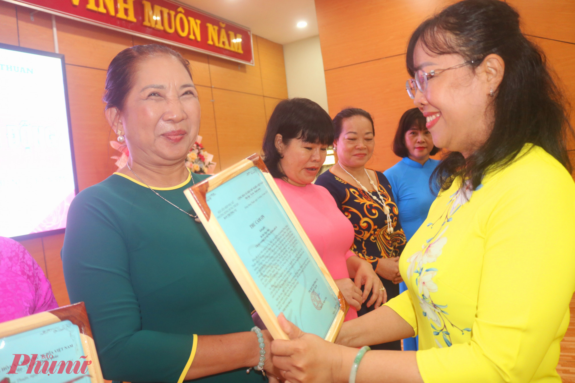 Bà Nguyễn Ngọc Yến – Phó chủ tịch Ủy ban MTTQ, Chủ tịch Hội LHPN phường Đông Hưng Thuận – trao thư cảm ơn Mạnh Thường Quân đã đồng hành cùng hội thực hiện các hoạt động chăm lo phụ nữ khó khăn - Ảnh: Mẫn Nhi