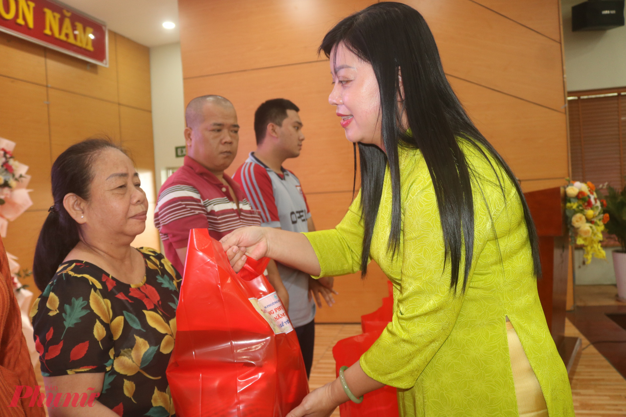 Bà Nguyễn Thị Ngoãn – Chủ tịch Ủy ban MTTQ Việt Nam phường Đông Hưng Thuận – trao quà từ gian hàng “0 đồng” đến các dì, các chị - Ảnh: Mẫn Nhi