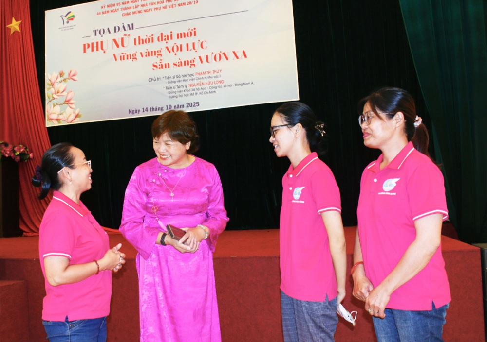 Tiến sĩ xã hội học, chuyên gia tâm lý Phạm Thị Thúy - giảng viên Học viện Chính trị,  khu vực II - chia sẻ với các chị phụ nữ về 3 phẩm chất cốt lõi của phụ nữ thời đại mới