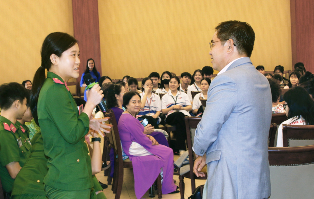 Tiến sĩ tâm lý Nguyễn Hữu Long - giảng viên Khoa Xã hội học - Công tác xã hội - Đông Nam Á, Trường đại học Mở TPHCM - giao lưu,  lắng nghe những chia sẻ của sinh viên Trường đại học Cảnh sát nhân dân