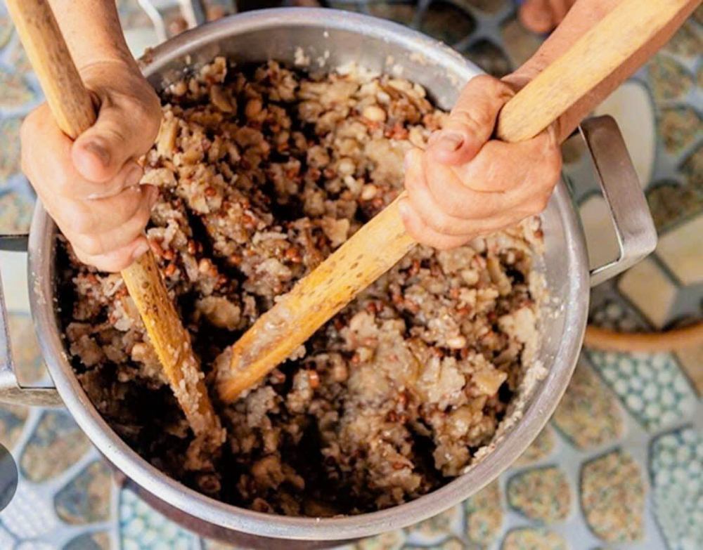 Một  công đoạn làm món khoai xéo  - ẢNH: V.M.