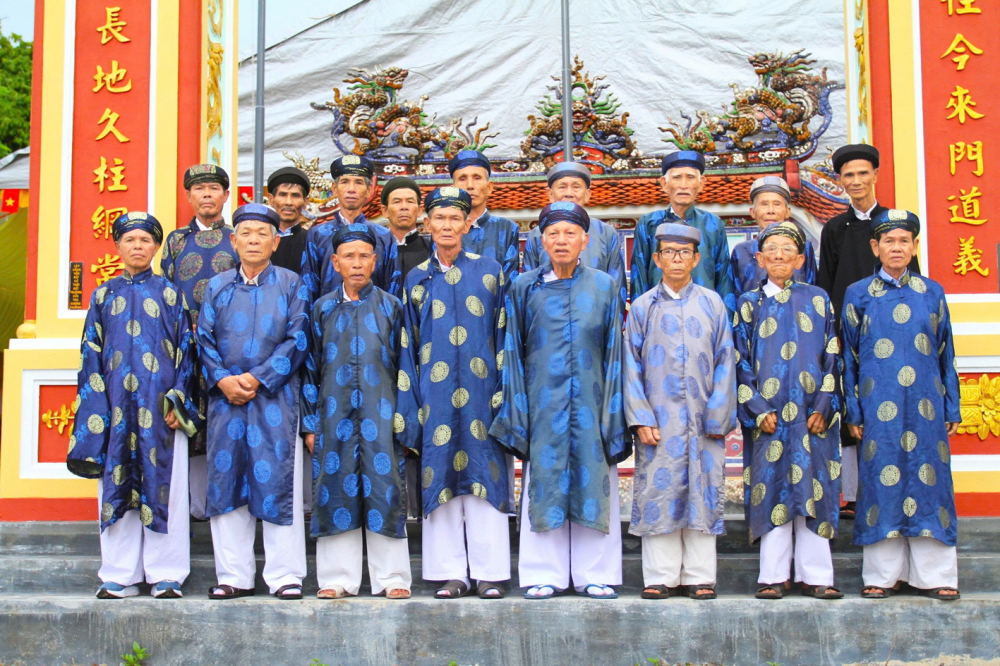 Làng trường thọ bên phá Tam Giang Các cụ cao niên chụp ảnh lưu niệm tại đình làng Thủy Lập trước giờ Thu tế