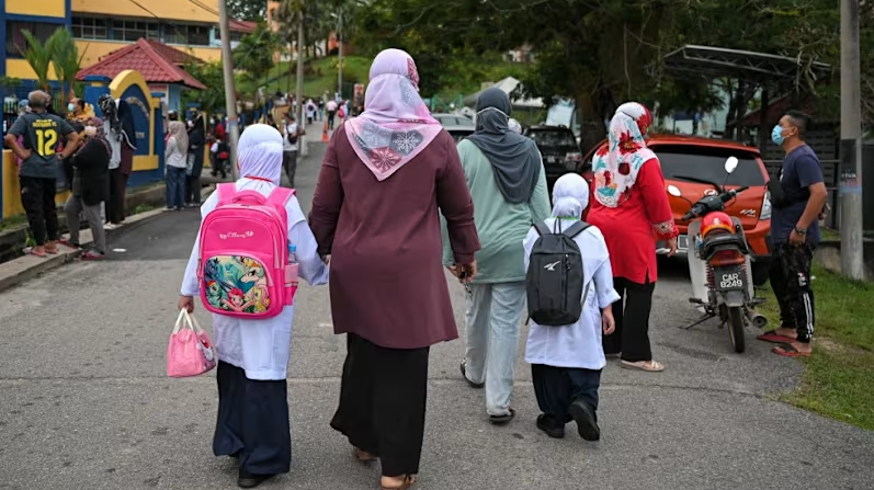 Bộ trưởng Y tế Malaysia Dzulkefly Ahmad cho biết bộ của ông sẽ thảo luận với Bộ Giáo dục về hành động tiếp theo để ngăn chặn sự lây lan của virus trong trường học.
