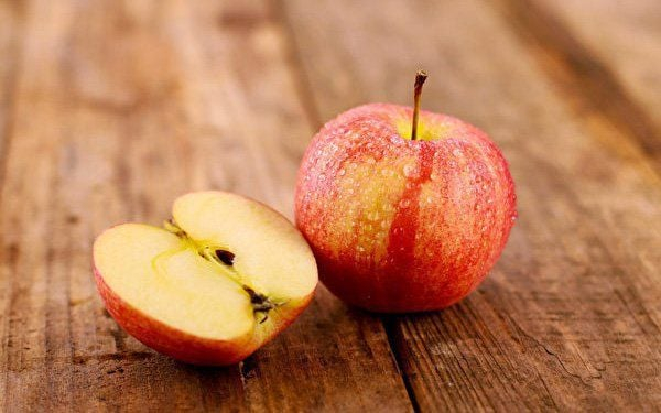 Là loại trái cây quen thuộc với vị ngọt dịu, dễ ăn, quả táo còn rất lành tính và chứa nhiều dinh dưỡng. Một trong số đó là quercetin – hợp chất polyphenol tự nhiên có khả năng làm giảm tình trạng viêm đi kèm với các phản ứng dị ứng. Theo nghiên cứu công bố trên tạp chí Molecules năm 2016, quercetin giúp cơ thể hạn chế sự khó chịu do dị ứng gây ra, đồng thời duy trì sự cân bằng cho hệ miễn dịch. Bên cạnh đó, lượng chất xơ hòa tan và vitamin C dồi dào trong táo cũng hỗ trợ tiêu hóa, tăng cường sức đề kháng và nuôi dưỡng làn da khỏe mạnh. 