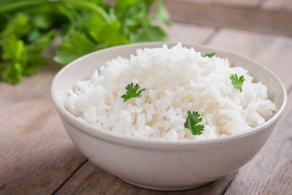 Dù mất đi một phần vi chất do được loại bỏ lớp cám, gạo trắng vẫn được xem là lựa chọn tinh bột an toàn cho những ai dễ gặp phản ứng với thực phẩm. Lý do là vì loại tinh bột này vốn không chứa gluten tự nhiên, vì vậy trở thành giải pháp thay thế lý tưởng cho những người nhạy cảm với lúa mì hay một số loại ngũ cốc khác. Ngoài ra, so với gạo lứt, gạo đỏ hay gạo đen, gạo trắng có hàm lượng chất xơ thấp hơn, giúp hệ tiêu hóa làm việc “nhẹ nhàng” hơn, hạn chế tình trạng đầy hơi, tiêu chảy hay khó tiêu thường gặp ở người có cơ địa nhạy cảm.