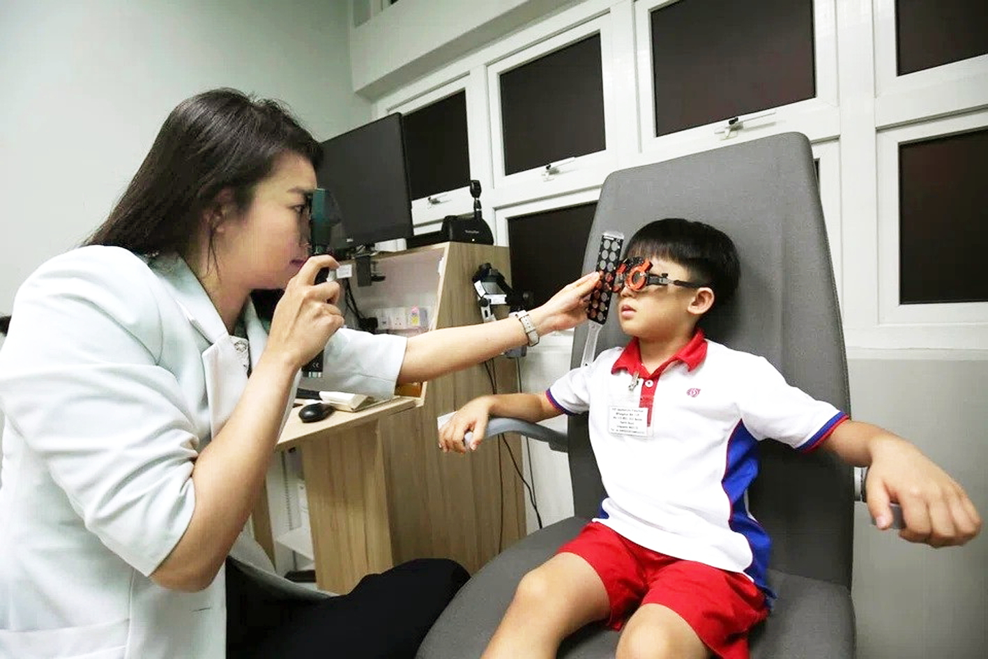 Theo chương trình phòng chống cận thị của chính phủ, trẻ em từ mẫu giáo đến tiểu học tại Singapore được khám sàng lọc cận thị hằng năm - Nguồn ảnh: Lianhe Zaobao/Straits Times