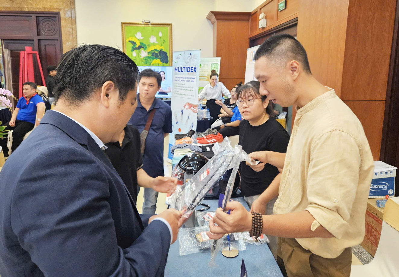 Nhân viên công ty Honda đang hướng dẫn khách hàng quét mã QR để phân biệt hàng giả