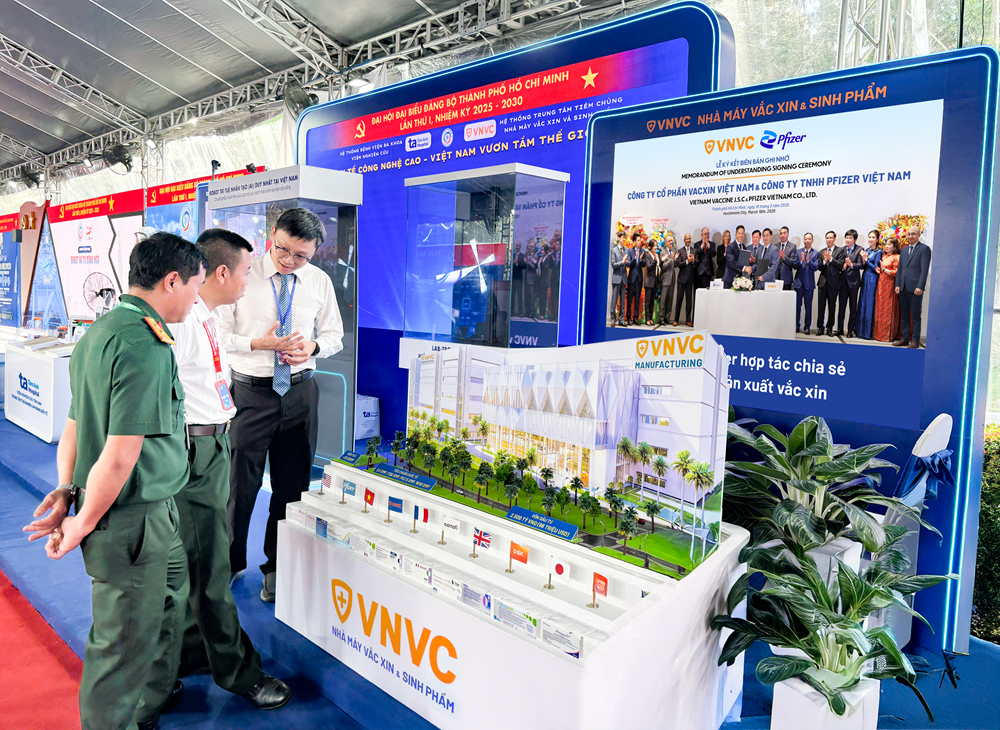 Dự án Nhà máy Vắc xin và Sinh phẩm VNVC dự kiến hoạt động vào cuối năm 2027 thu hút nhiều đại biểu tại triển lãm - Ảnh BVĐK Tâm Anh
