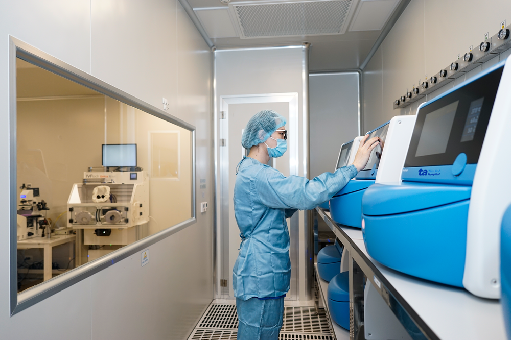 Hệ thống “lab trong lab” ISO 5 bên trong ISO 6, tạo môi trường tối ưu giúp nuôi cấy phôi chất lượng tốt tại Trung tâm Hỗ trợ sinh sản - Ảnh: BVĐK Tâm Anh