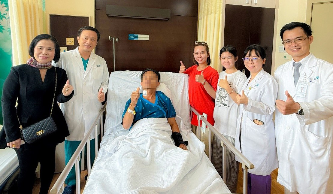 Gia đình và bác sĩ thăm và chúc mừng cho người bệnh, ảnh BVCC