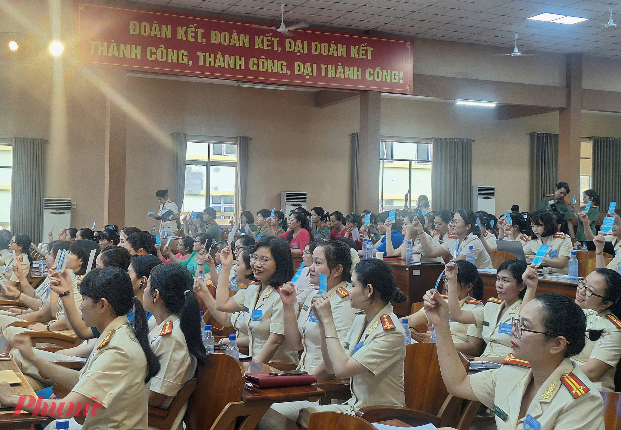 Đại biểu tham gia biểu quyết tại chương trình - Ảnh: Trang Thư