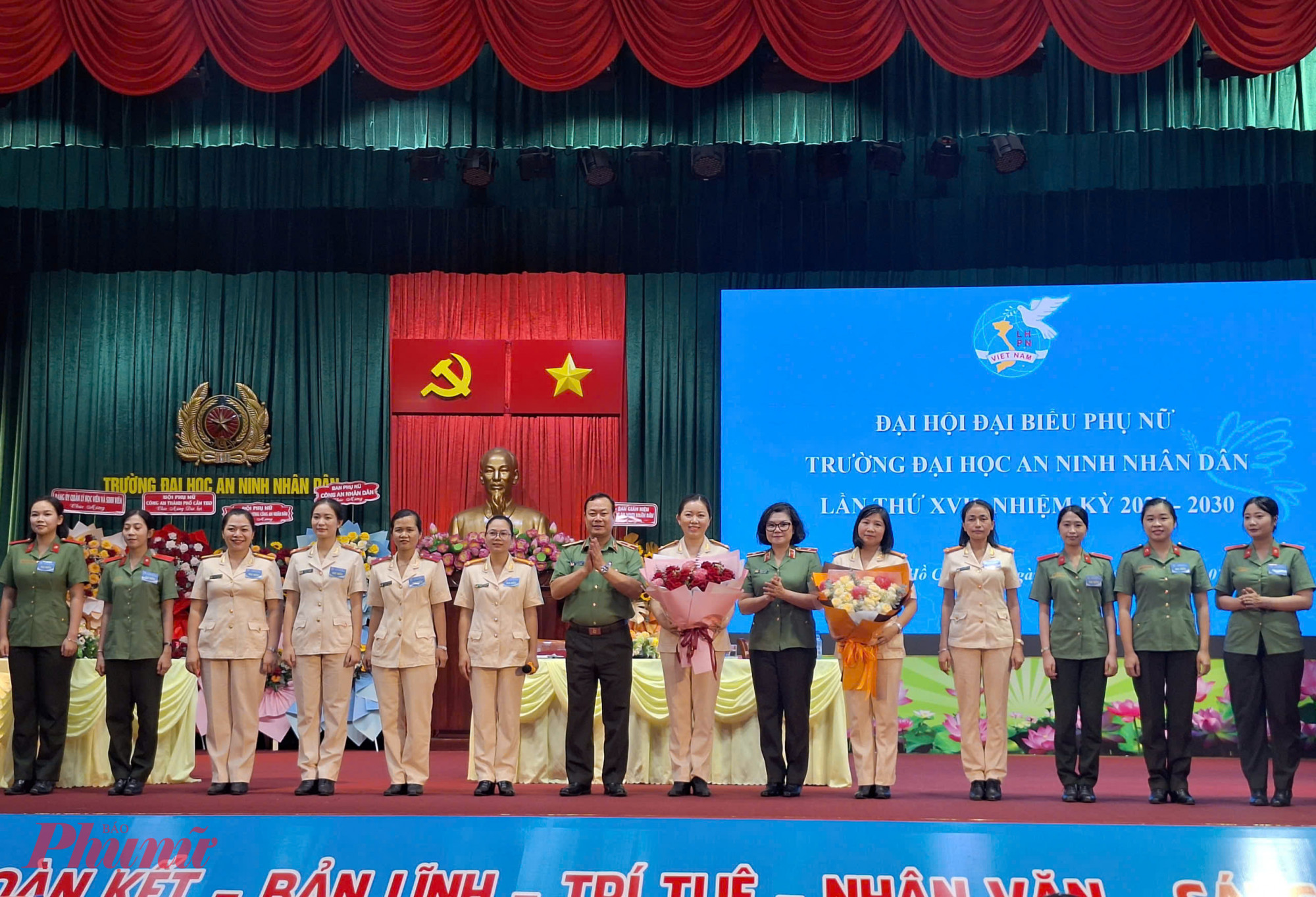 Ban chấp hành nhiệm kỳ mới có 11 đồng chí - Ảnh: Trang Thư