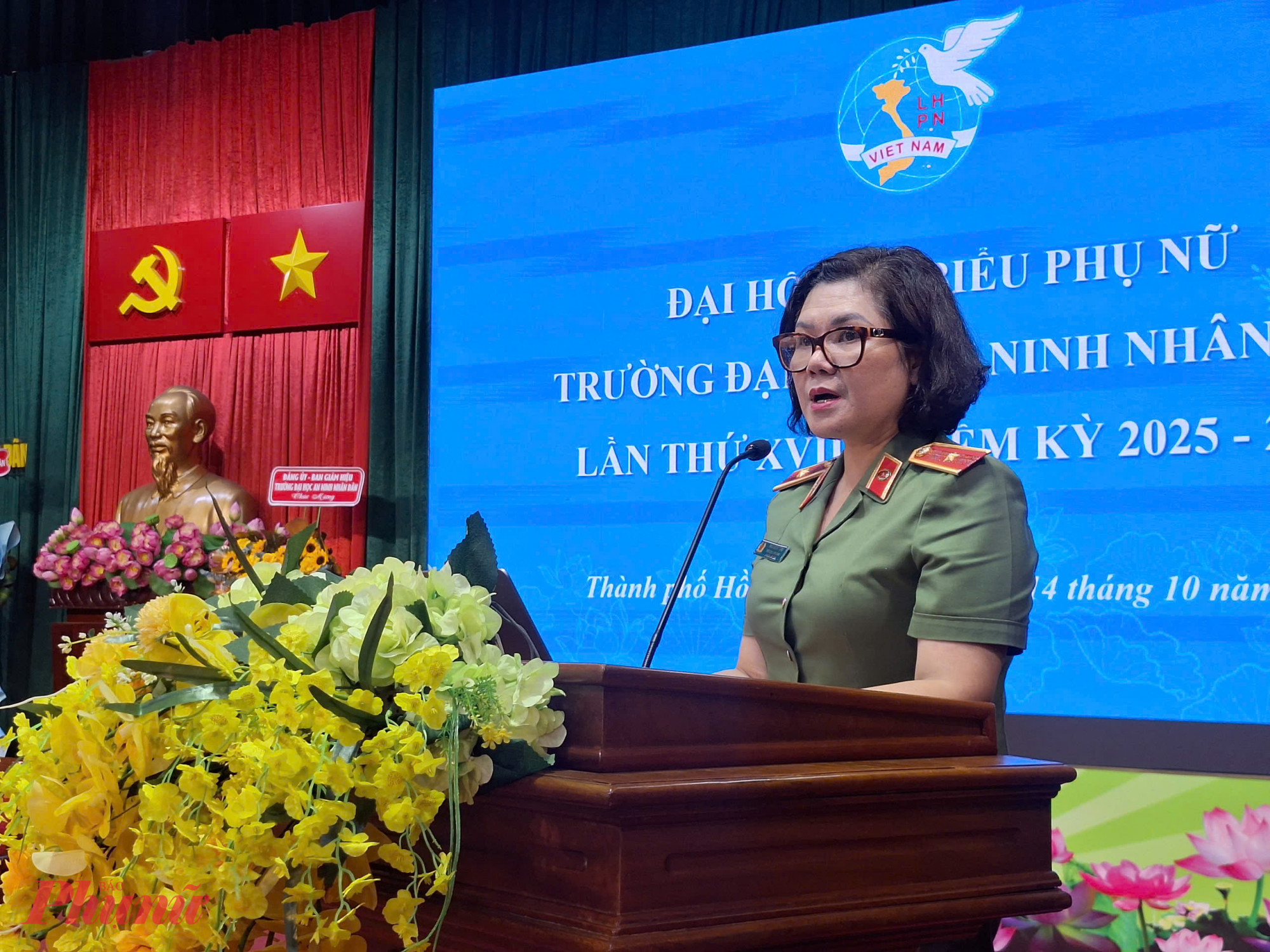Thiếu tá Ngô Hoài Thu - Phó Cục trưởng Cục Công tác Chính trị, Trưởng Ban Phụ nữ Công an nhân dân - phát biểu - Ảnh: Trang Thư