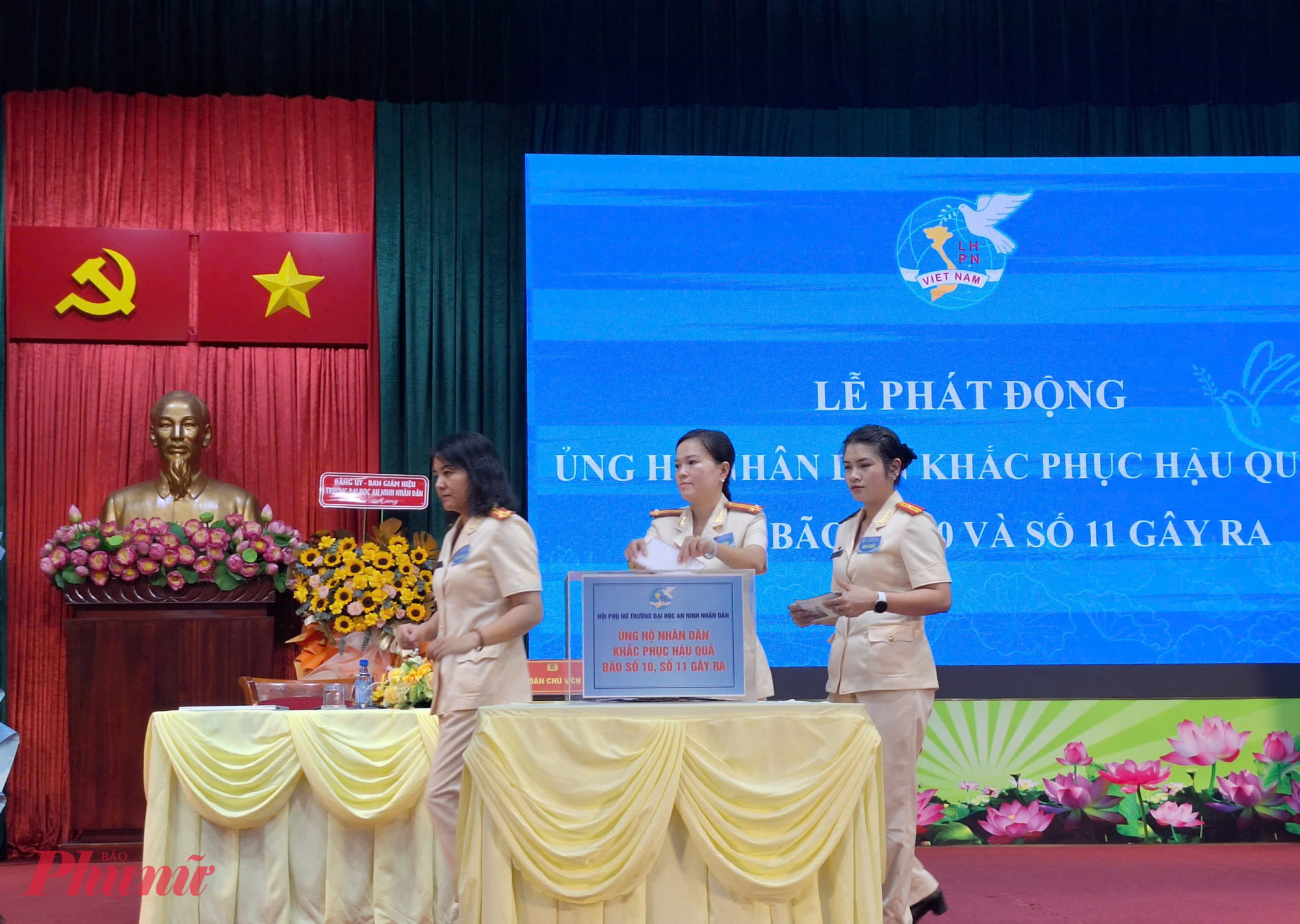 Các đại biểu ủng hộ nhân dân khắc phụ hậu quả do cơn bảo số 10 và 11 gây ra - Ảnh: Trang Thư