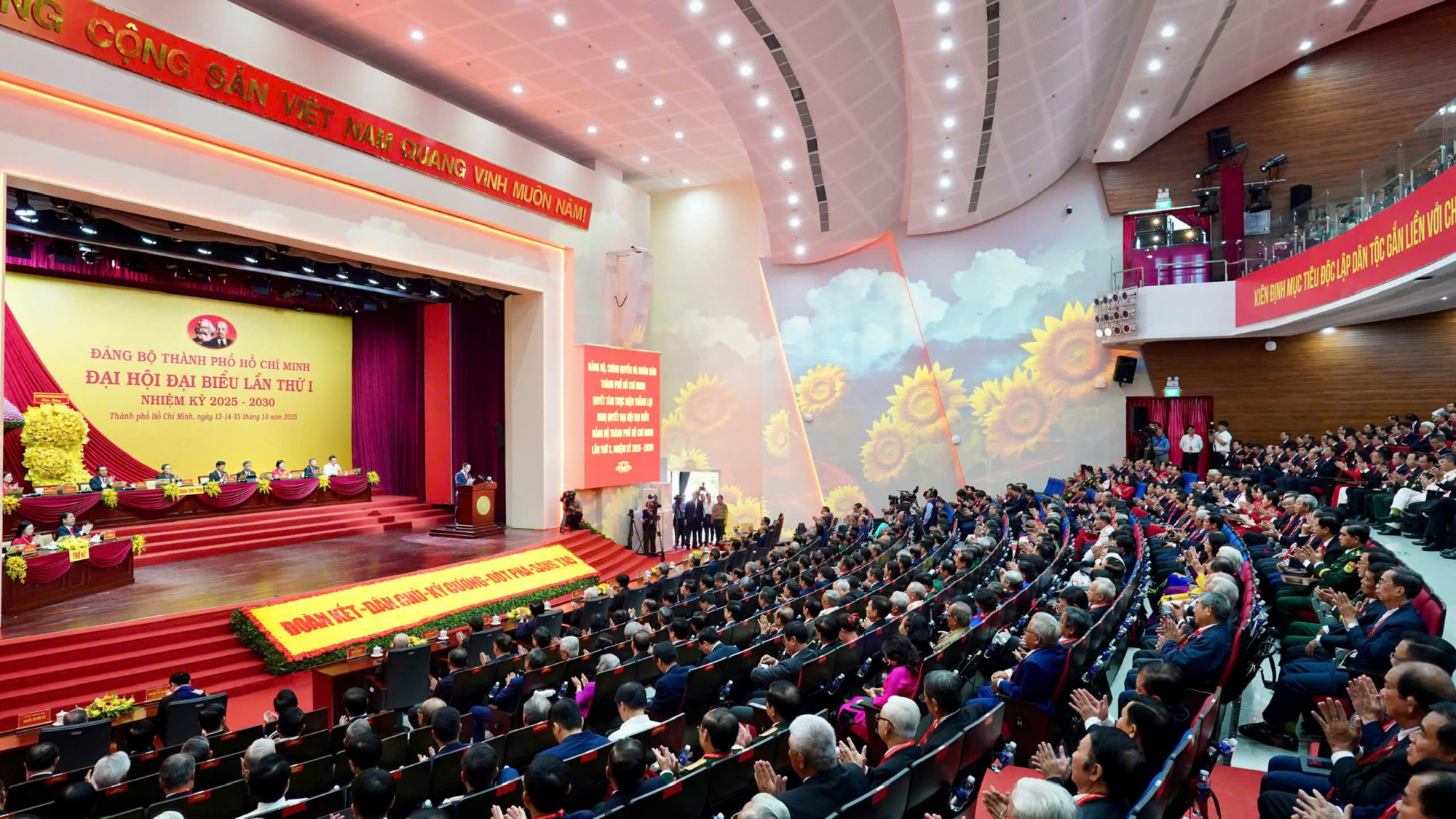 Bí thư Thành ủy Trần Lưu Quang: TPHCM phải vươn tầm khu vực và thế giới Toàn cảnh Đại hội Đại biểu Đảng bộ TPHCM - Ảnh: Ban tổ chức Đại hội Đảng bộ TPHCM
