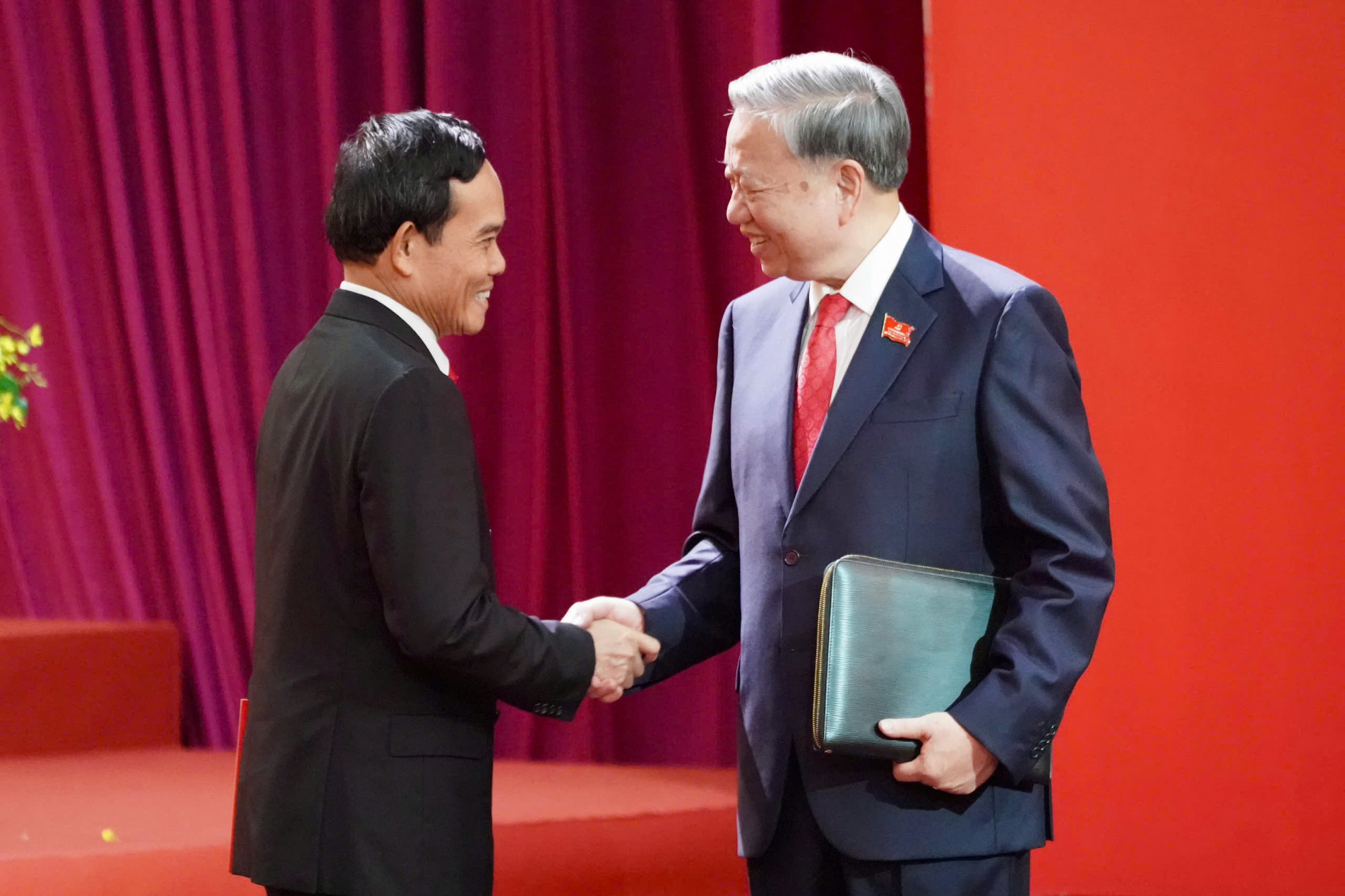 Danh sách Ban Chấp hành Đảng bộ TPHCM nhiệm kỳ 2025-2030 Tổng Bí thư Tô Lâm chúc mừng Bí thư Thành uỷ TPHCM Trần Lưu Quang - Ảnh: Ban tổ chức Đại hội Đại biểu Đảng bộ TPHCM