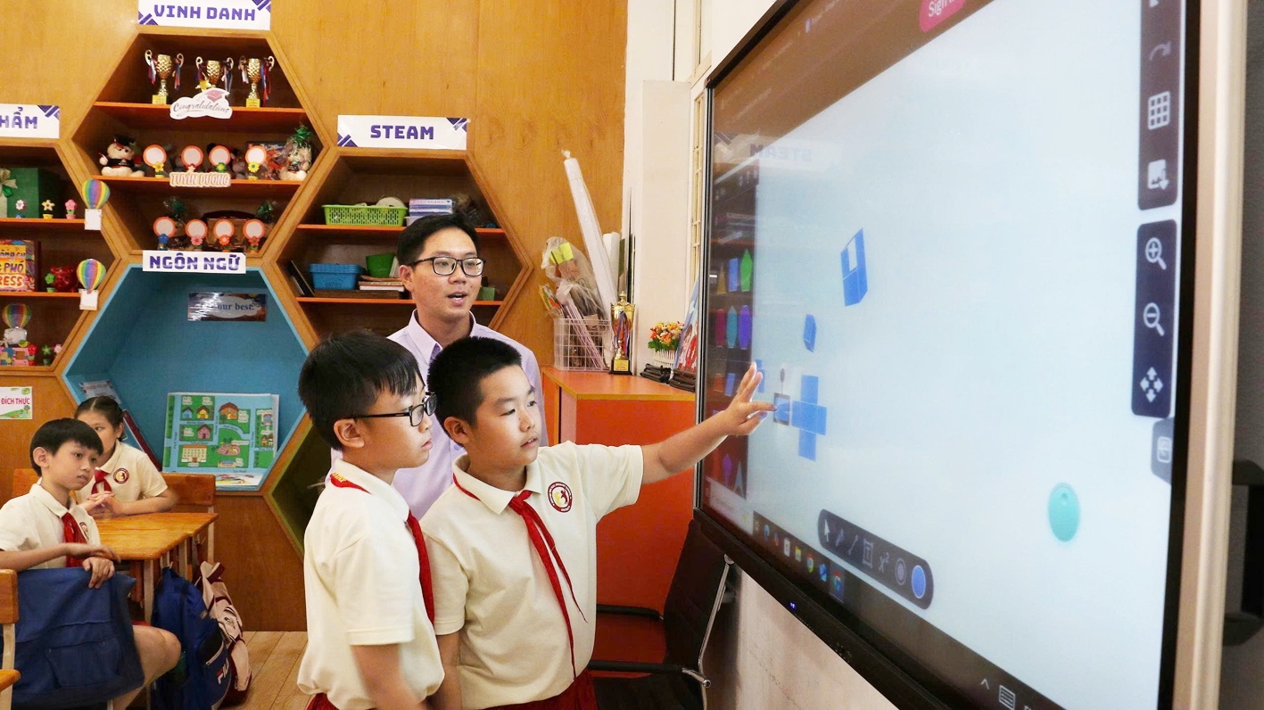 Giáo viên Trường tiểu học Nguyễn Thái Học hướng dẫn học sinh tạo hình hộp mô phỏng qua bảng tương tác