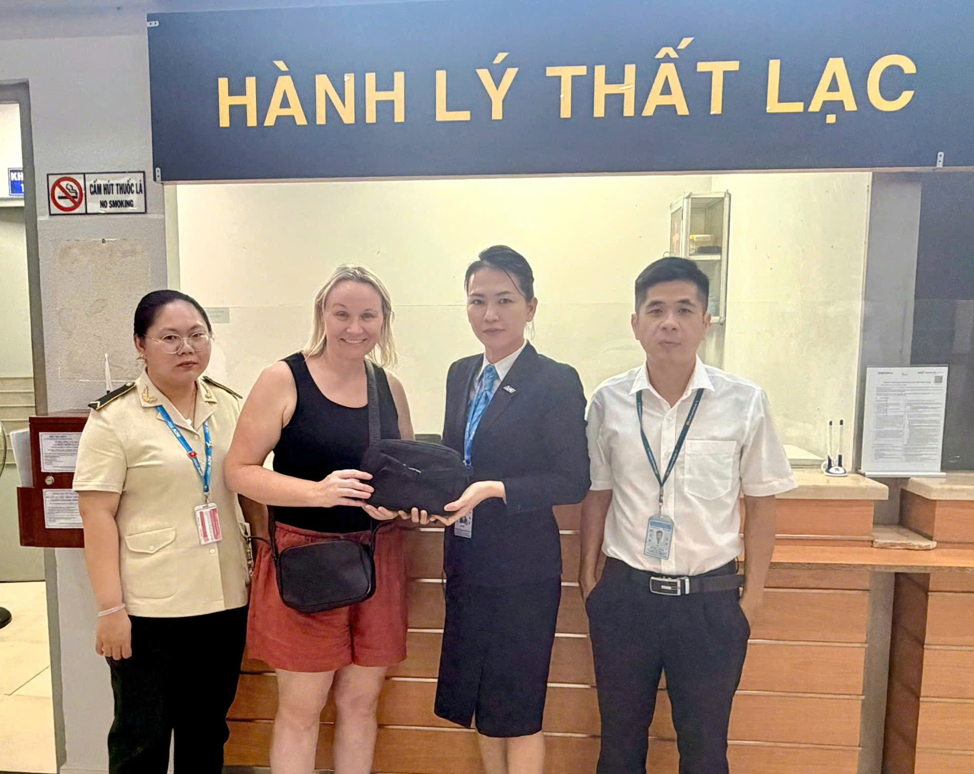 Đại diện Cảng Hàng không quốc tế Phú Quốc đã trao trả tài sản của hành để quên trên máy bay - Ảnh CHKQT Phú Quốc cung cấp