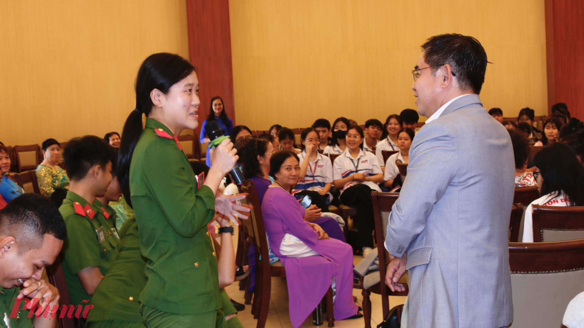 Khơi dậy nội lực, lan tỏa bản lĩnh phụ nữ thời đại mới Tiến sĩ Tâm lý Nguyễn Hữu Long - Giảng viên Khoa Xã hội học – Công tác xã hội – Đông Nam Á, Trường Đại học Mở TPHCM giao lưu, lắng nghe những chia sẻ các bạn sinh viên