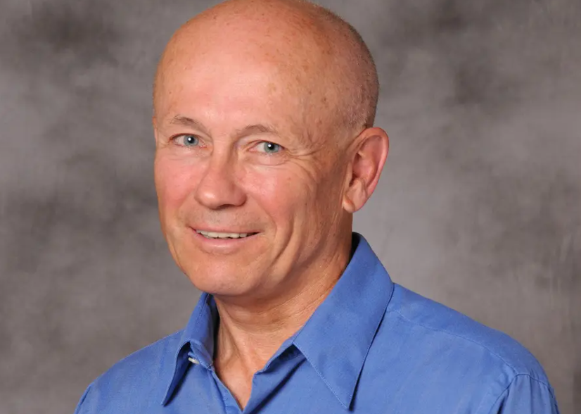 Người đoạt giải Nobel kinh tế Peter Howitt nói rằng AI hứa hẹn tiềm năng to lớn nhưng có thể phá hủy một số lượng lớn việc làm