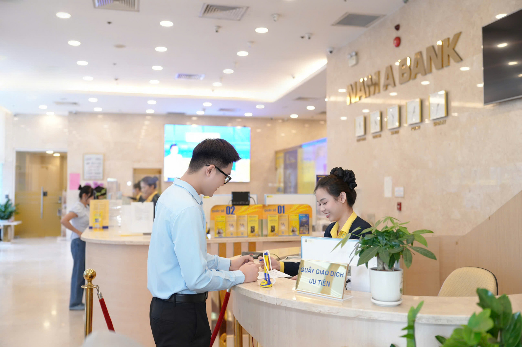Khách hàng giao dịch tại Nam A Bank - Ảnh: Nam A Bank